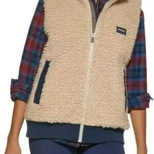 Bass Fleece Vest in Cream and Navy